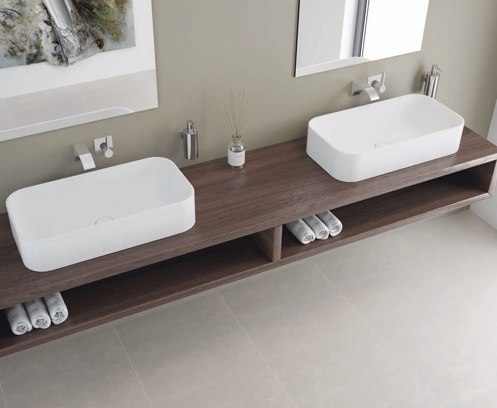 schmale Waschtische mit Waschbecken und Regal