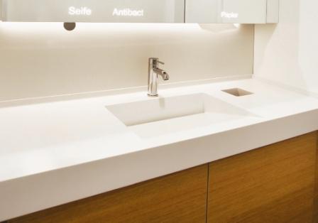 Waschbecken mit Ablaufrinne