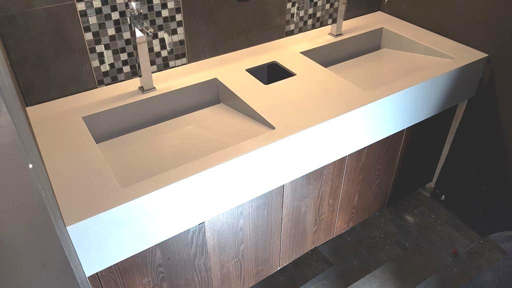 Waschbecken mit fugenloser Ablaufrinne