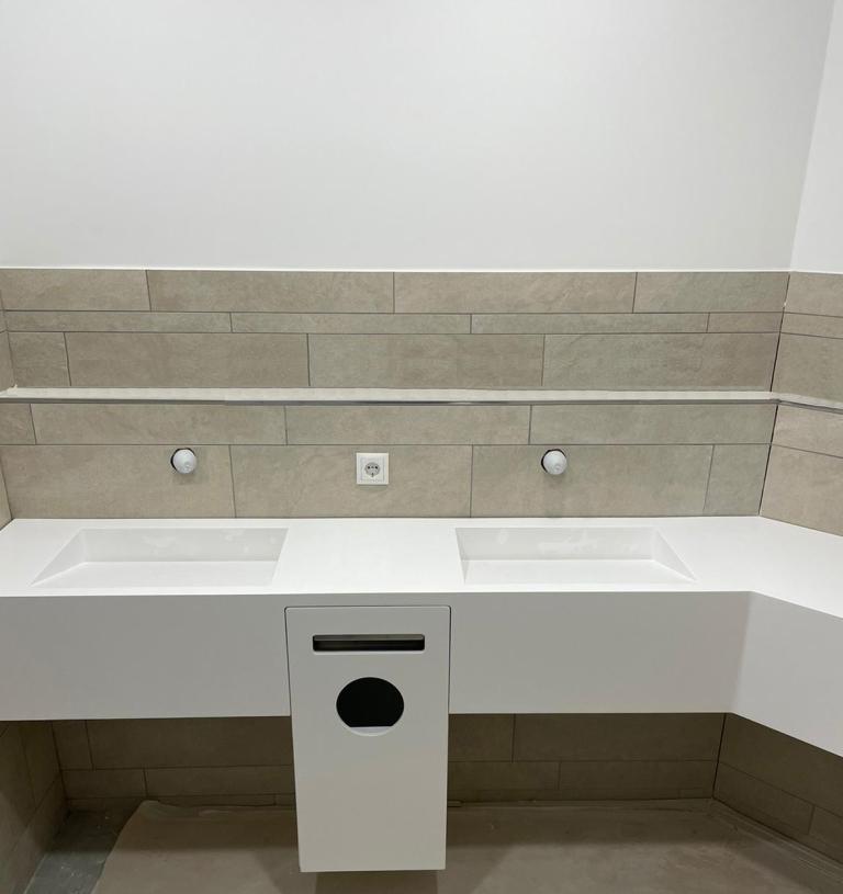 maßgefertigtes Waschbecken mit Ablaufrinne