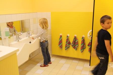 Waschrinnen in toiletten für Kindergarten, Kita und Krippe Waschrinnen Kindergarten