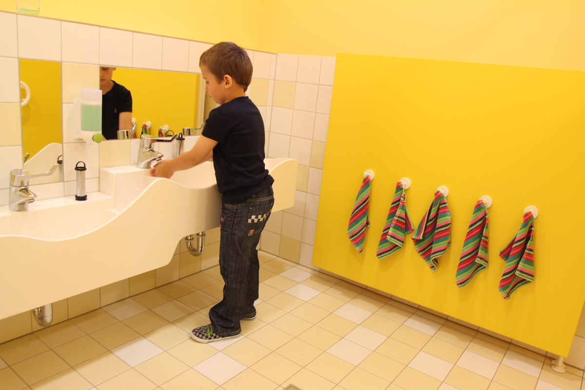 Waschrinnen in Toiletten für Kindergarten und Kita